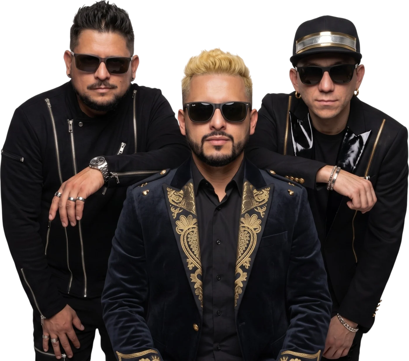 EdyRan y sus dos músicos, de negro y lentes oscuros