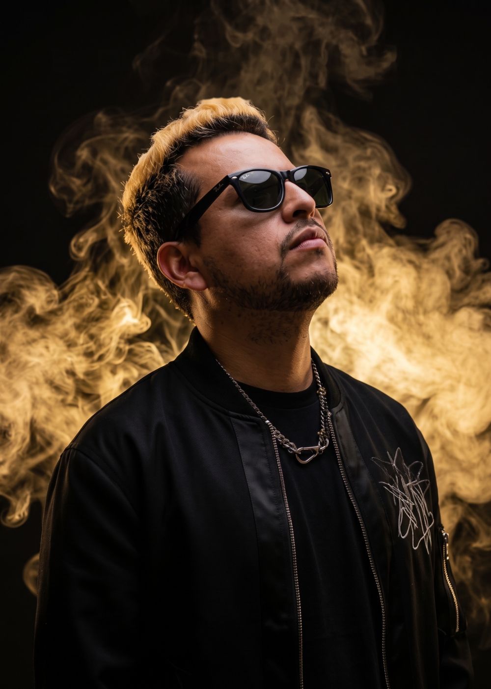 EdyRan, cantante y tecladista de cumbia, entre humo dorado